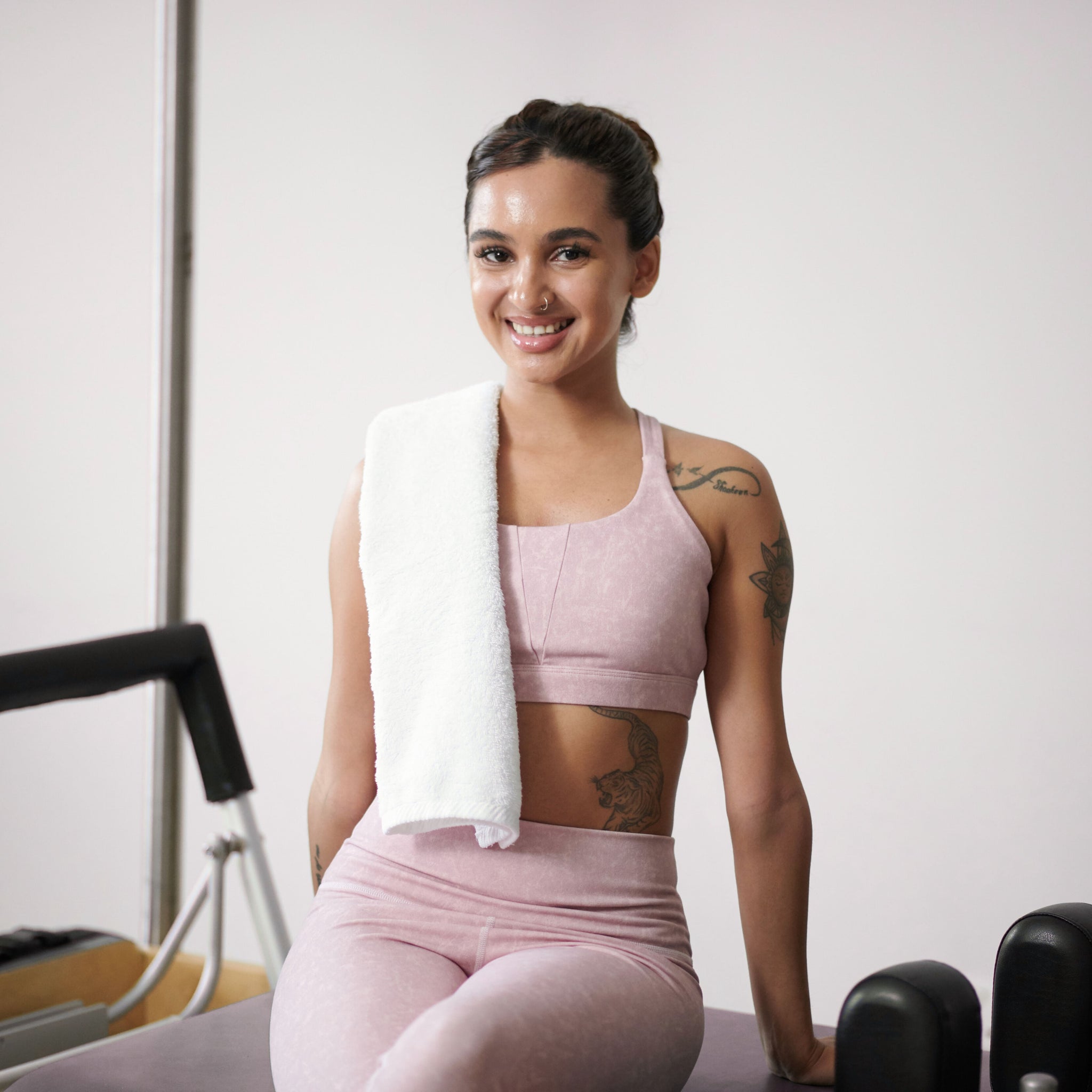 Frau in Sportkleidung im Fitnessstudio